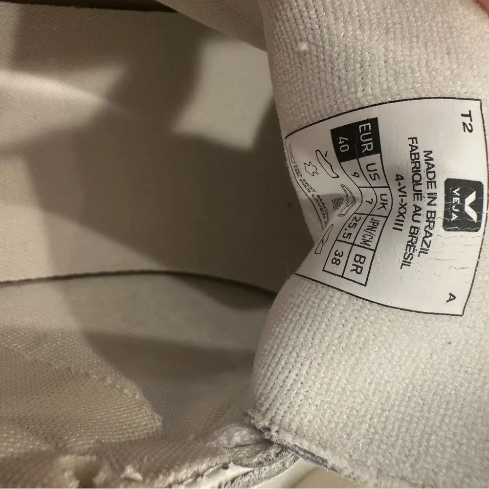 New never worn Veja sneakers - Picture 3 of 6